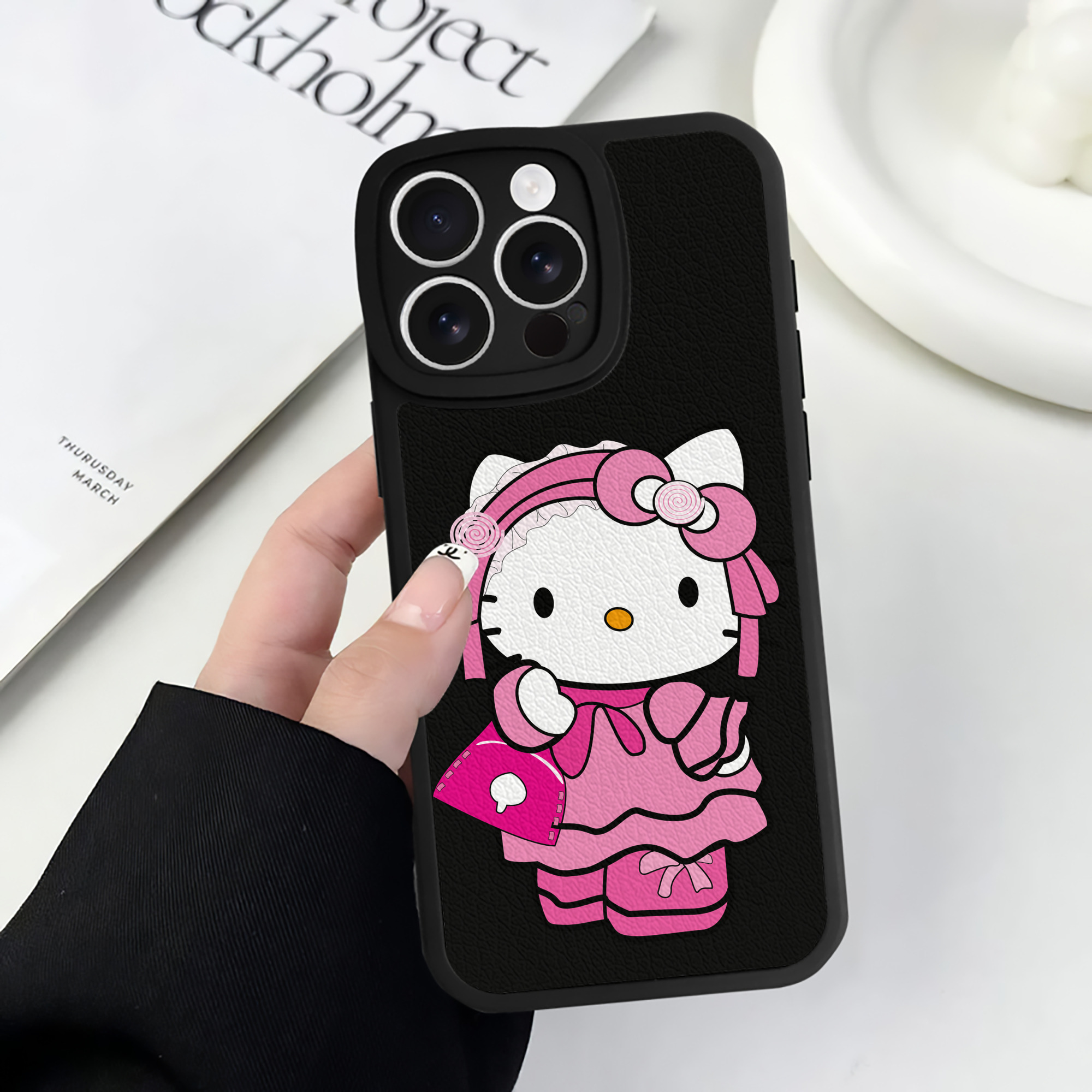 （画像用） Hello Kitty ハローキティ 【iPhone 16シリーズ対応】シリコンスマホケース（レザー調） 材質：シリコン